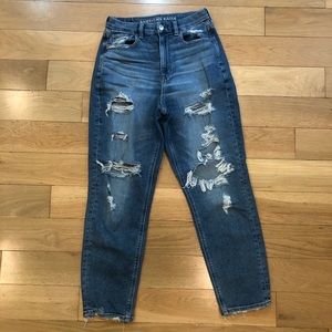 AE Curvy High Rise Mom Jeans Medium Wash
